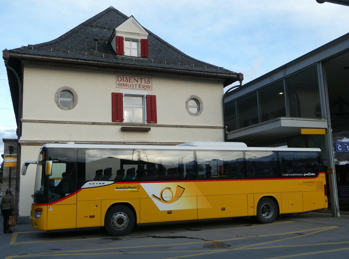 (245'181) - Bundi, Disentis - GR 102'982/PID 5619 - Setra am 18. Januar 2023 beim Bahnhof Disentis