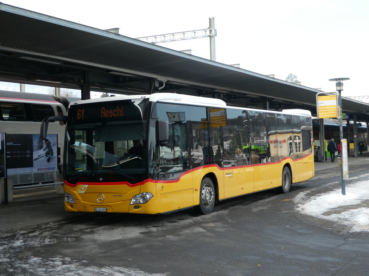 (245'322) - PostAuto Bern - BE 654'090/PID 11'402 - Mercedes am 24. Januar 2023 beim Bahnhof Spiez