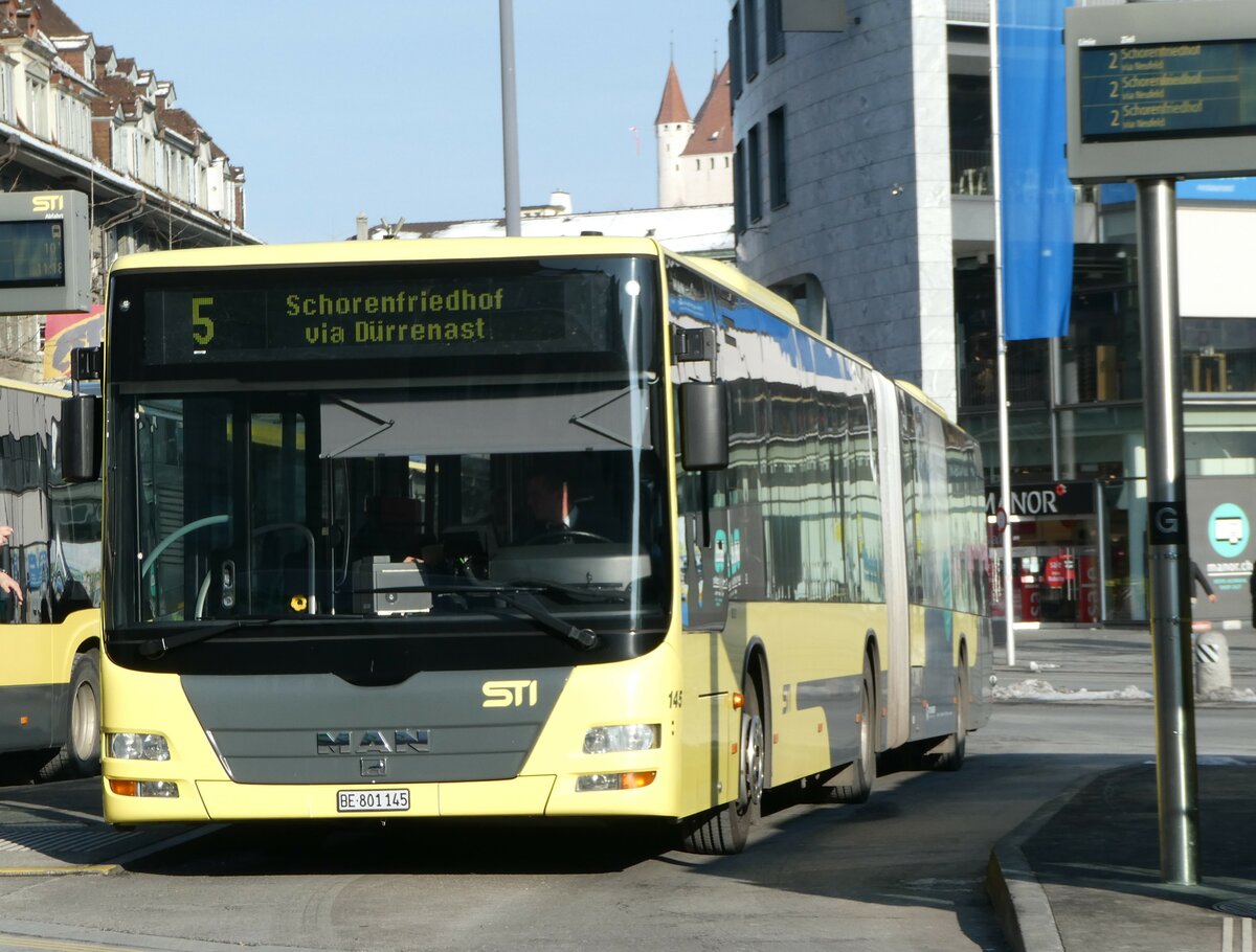 (245'555) - STI Thun - Nr. 145/BE 801'145 - MAN am 30. Januar 2023 beim Bahnhof Thun