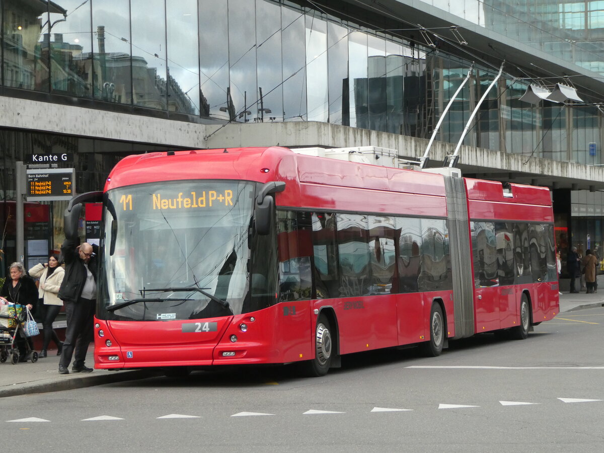 (245'699) - Bernmobil, Bern - Nr. 24 - Hess/Hess Gelenktrolleybus am 2. Februar 2023 beim Bahnhof Bern