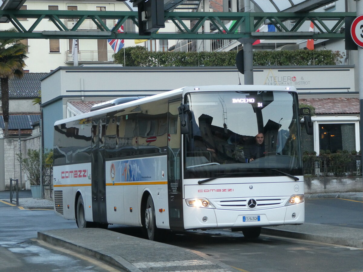 (245'888) - Comazzi, Bergomanero - Nr. 454/FS-943 GH - Mercedes am 7. Februar 2023 beim Bahnhof Domodossola