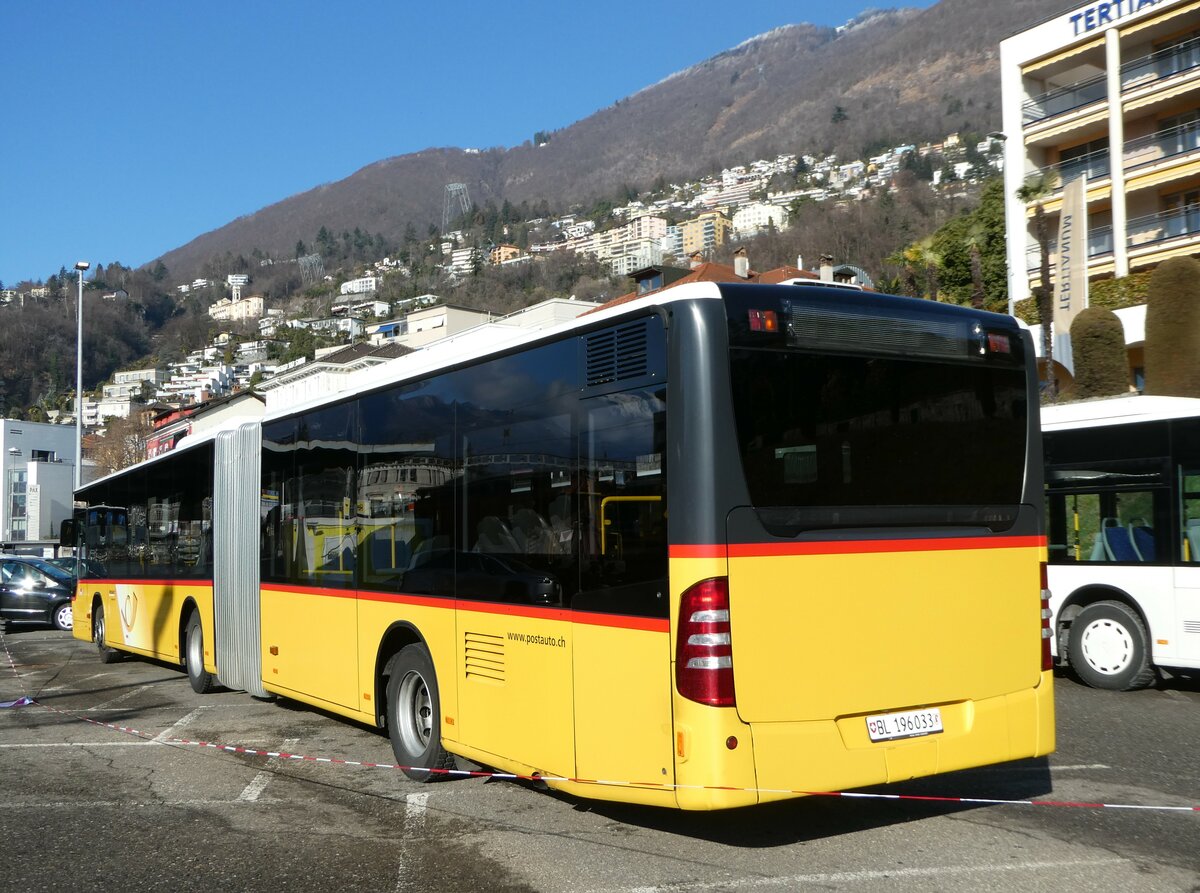 (245'898) - PostAuto Nordschweiz - BL 196'033/PID 5347 - Mercedes am 7. Februar 2023 beim Bahnhof Locarno