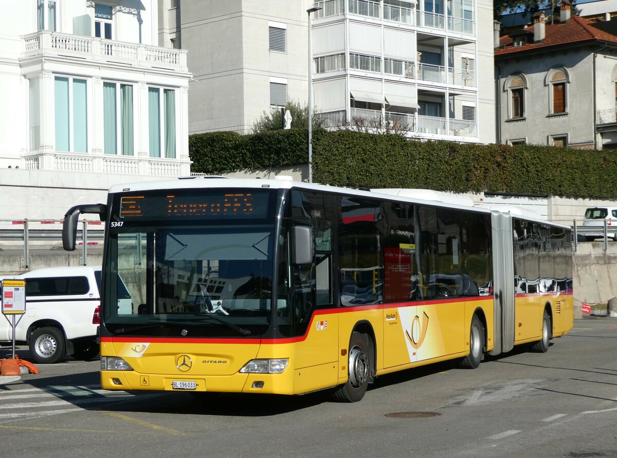 (245'947) - PostAuto Nordschweiz - BL 196'033/PID 5347 - Mercedes am 7. Februar 2023 beim Bahnhof Locarno