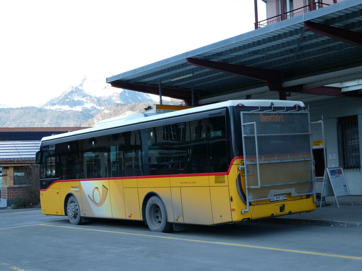 (246'186) - Flck, Brienz - Nr. 28/BE 868'728/PID 11'830 - Iveco am 16. Februar 2023 in Meiringen, Postautostation