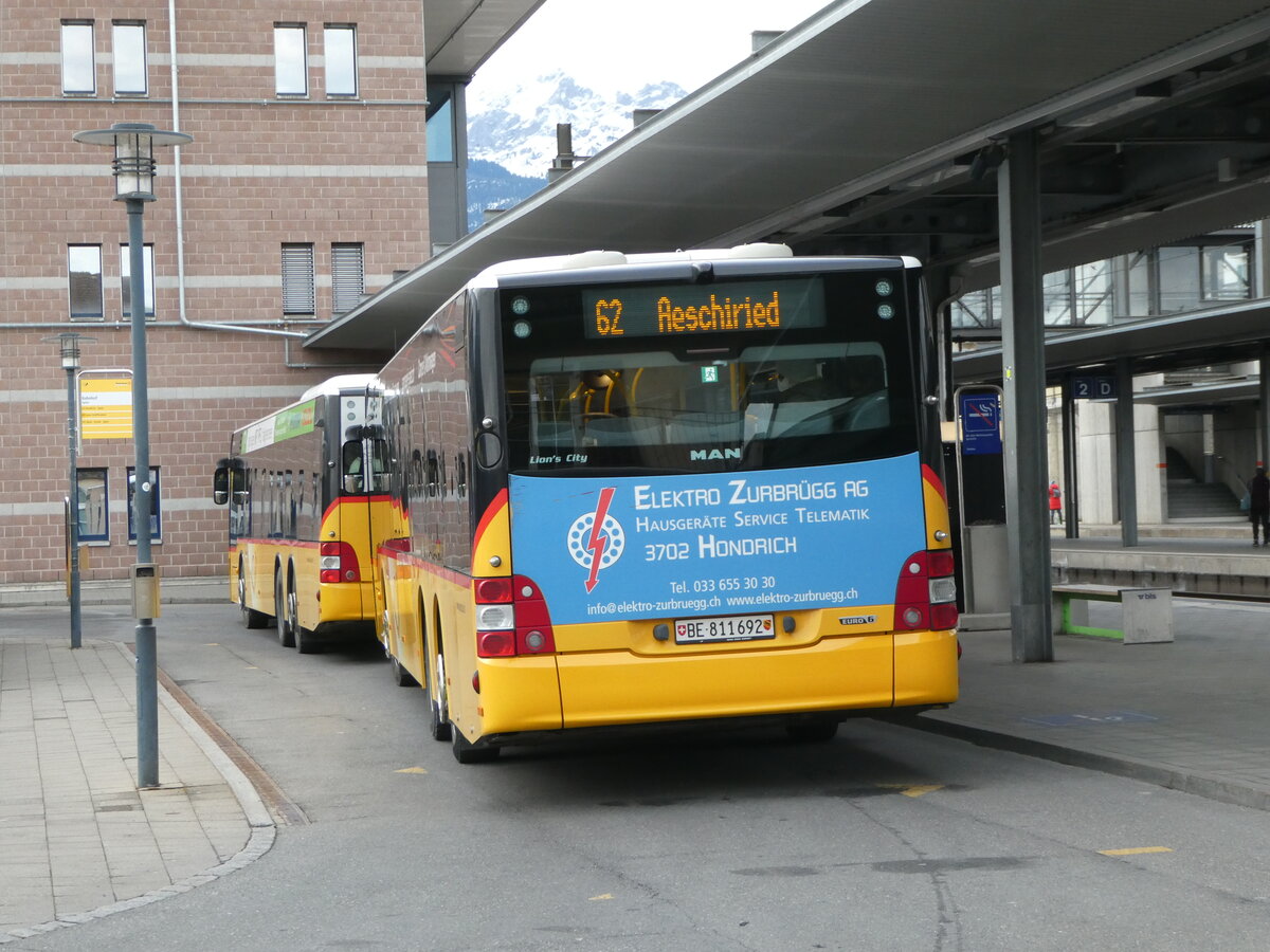 (246'200) - PostAuto Bern - BE 811'692/PID 11'425 - MAN am 17. Februar 2023 beim Bahnhof Spiez