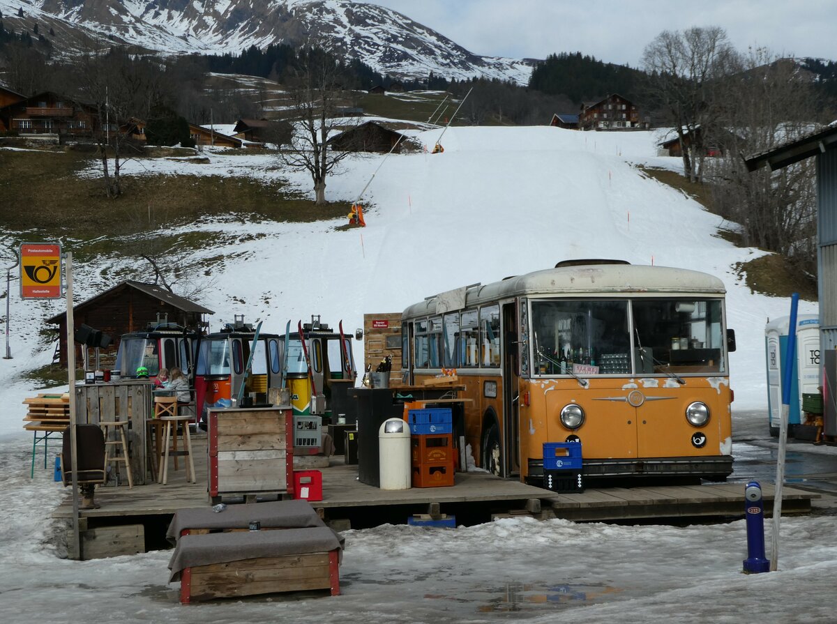 (246'263) - Bus Stop, Grindelwald - Nr. 5 - FBW/R&J (ex Schuler, Orpund; ex Tramverein, Bern; ex Meier, Studen; ex Schr, Aegerten; ex ABM Meinisberg Nr. 5; ex ABM Meinisberg Nr. 1) am 17. Februar 2023 in Grindelwald, Steinacher