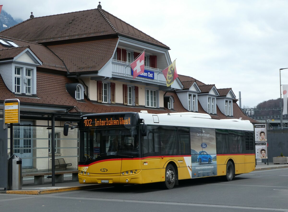 (246'741) - PostAuto Bern - BE 610'535/PID 5068 - Solaris am 27. Februar 2023 beim Bahnhof Interlaken Ost