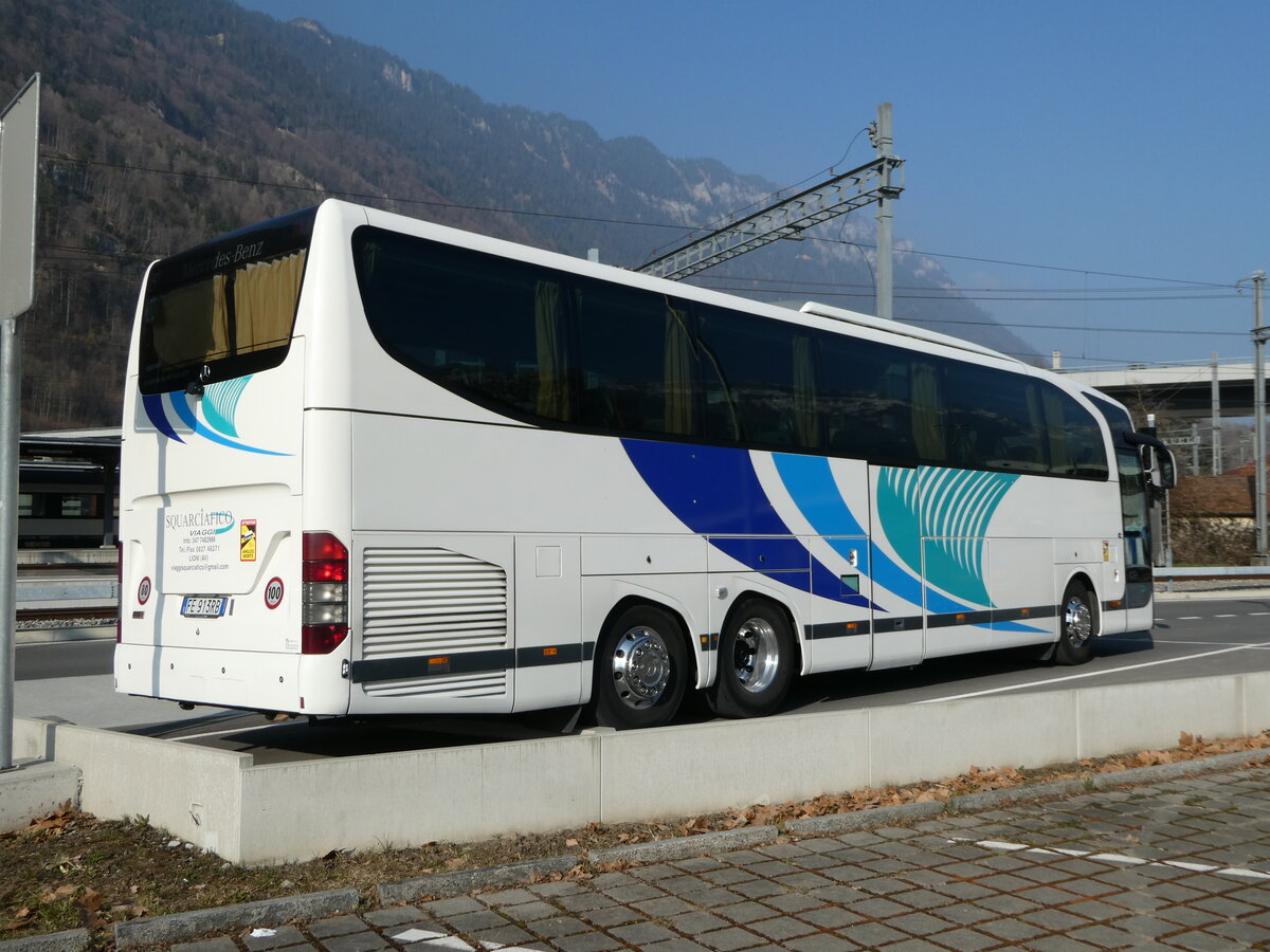 (246'914) - Aus Italien: Squarciafico, Lioni - FE-913 RB - Mercedes am 5. Mrz 2023 beim Bahnhof Interlaken Ost