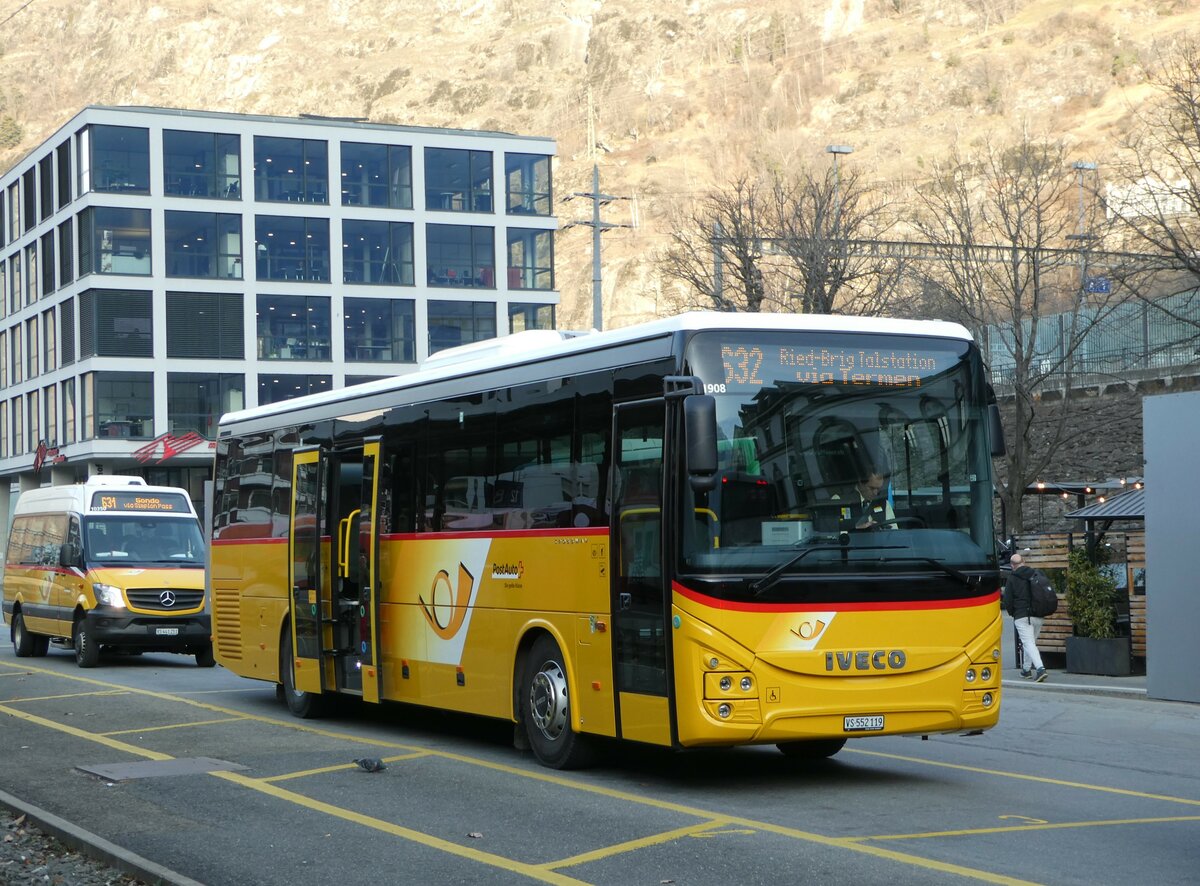 (246'919) - PostAuto Wallis - VS 552'119/PID 11'908 - Iveco am 7. März 2023 beim Bahnhof Brig