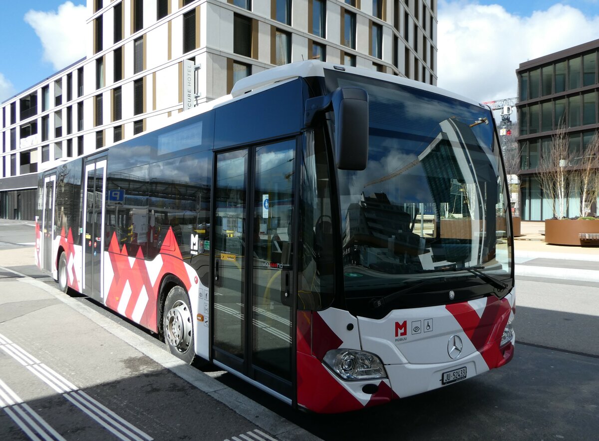 (247'623) - CarPostal Ouest - JU 52'433/PID 11'323 - Mercedes am 25. Mrz 2023 beim Bahnhof Delmont