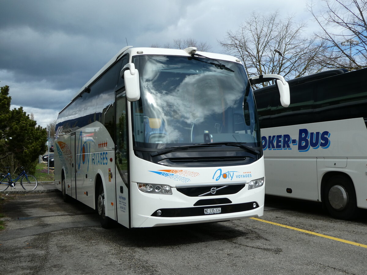 (247'680) - Joly Voyages, Les Breuleux - NE 135'334 - Volvo am 25. Mrz 2023 in Yverdon, Patinoire