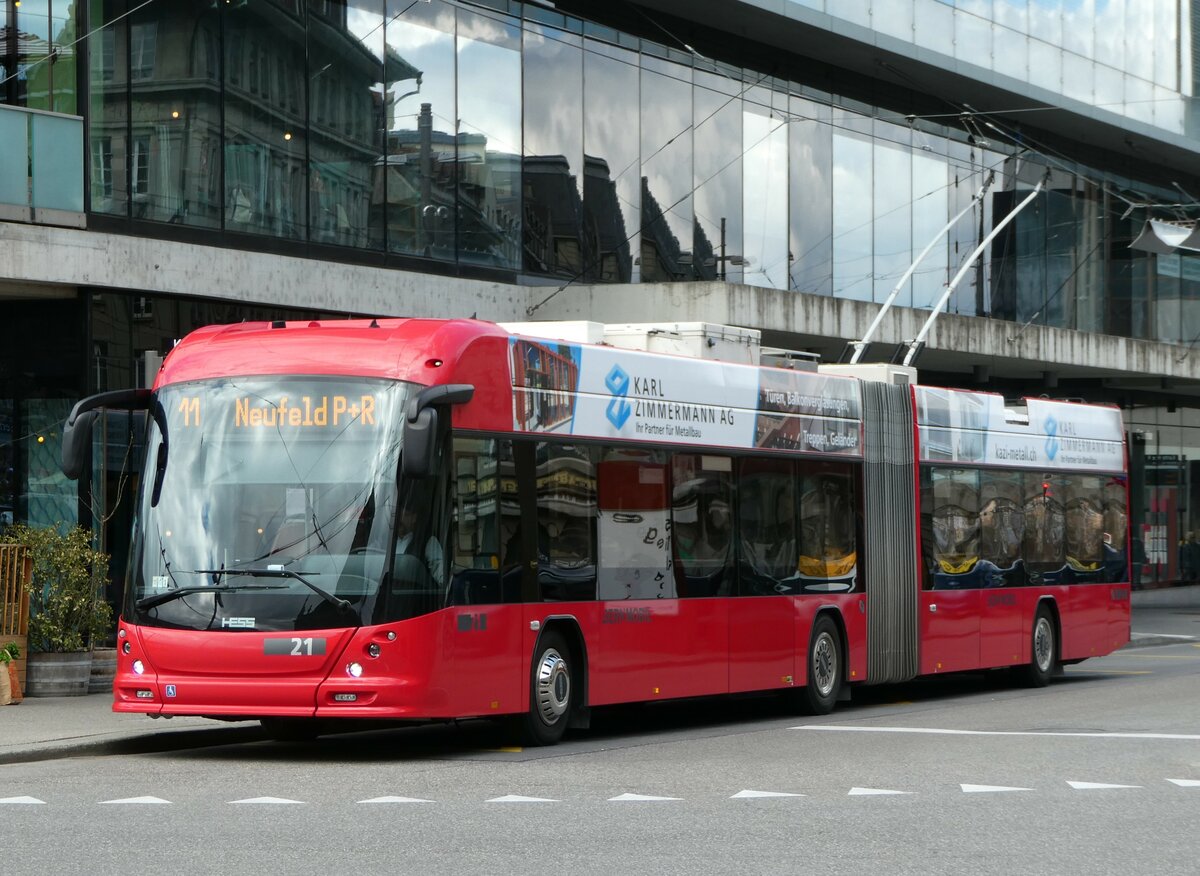 (248'219) - Bernmobil, Bern - Nr. 21 - Hess/Hess Gelenktrolleybus am 8. April 2023 beim Bahnhof Bern