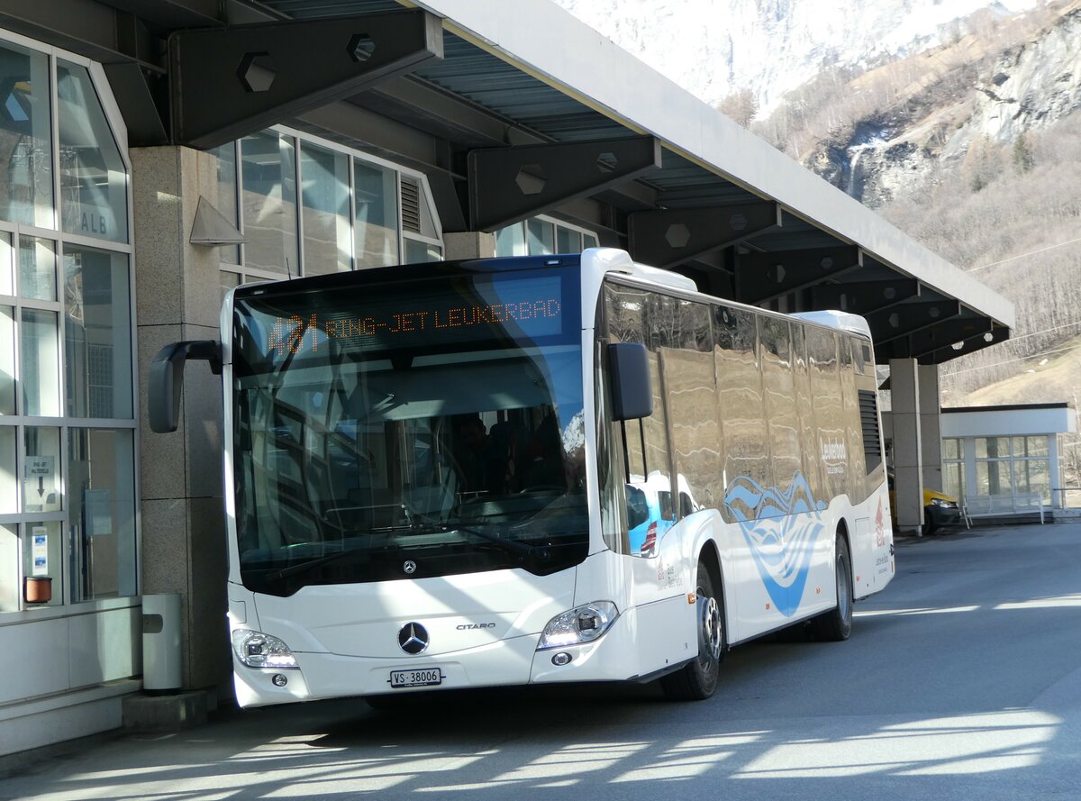 (248'275) - LBB Susten - Nr. 6/VS 38'006 - Mercedes am 9. April 2023 in Leukerbad, Busbahnhof