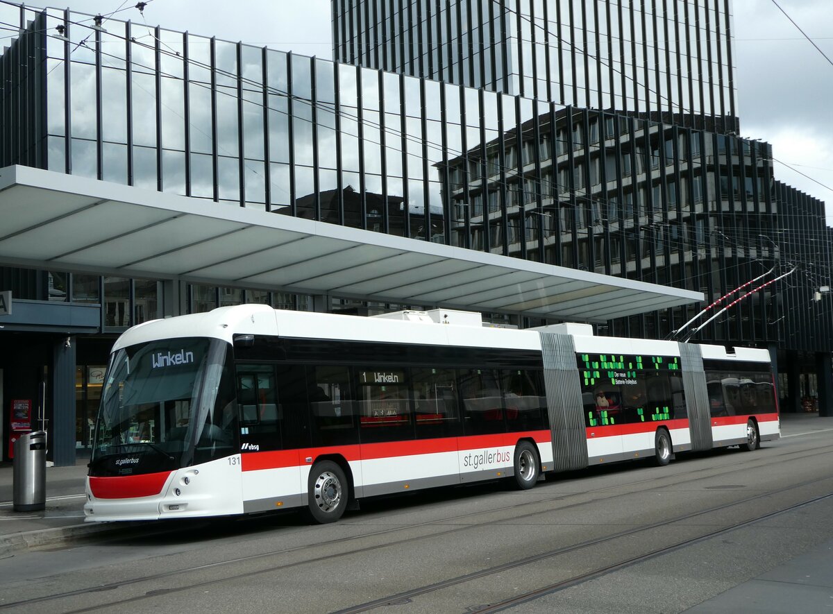 (248'443) - St. Gallerbus, St. Gallen - Nr. 131 - Hess/Hess Doppelgelenktrolleybus am 13. April 2023 beim Bahnhof St. Gallen