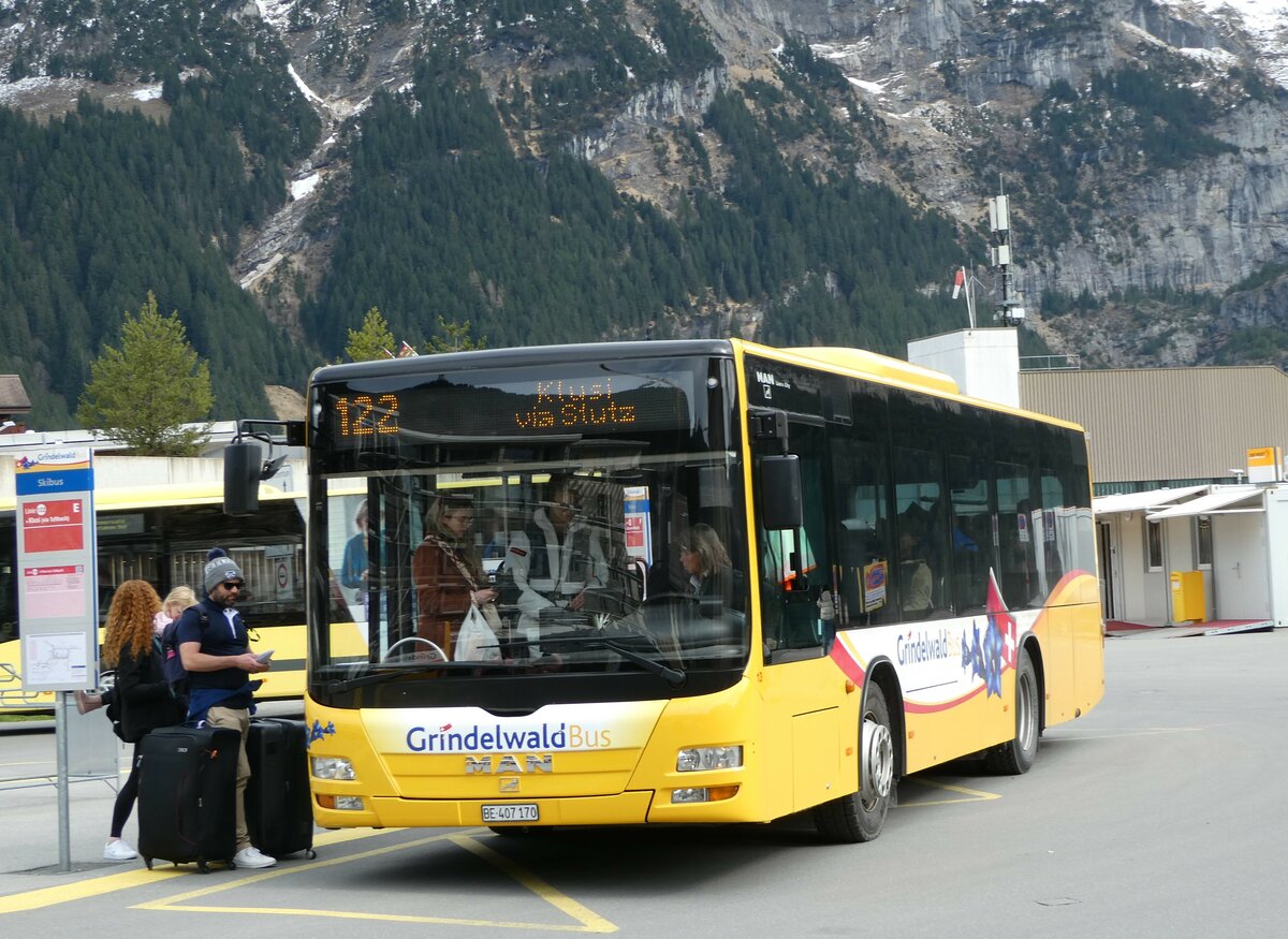 (248'843) - Grindelwaldbus, Grindelwald - Nr. 13/BE 407'170 - MAN/Gppel am 18. April 2023 beim Bahnhof Grindelwald