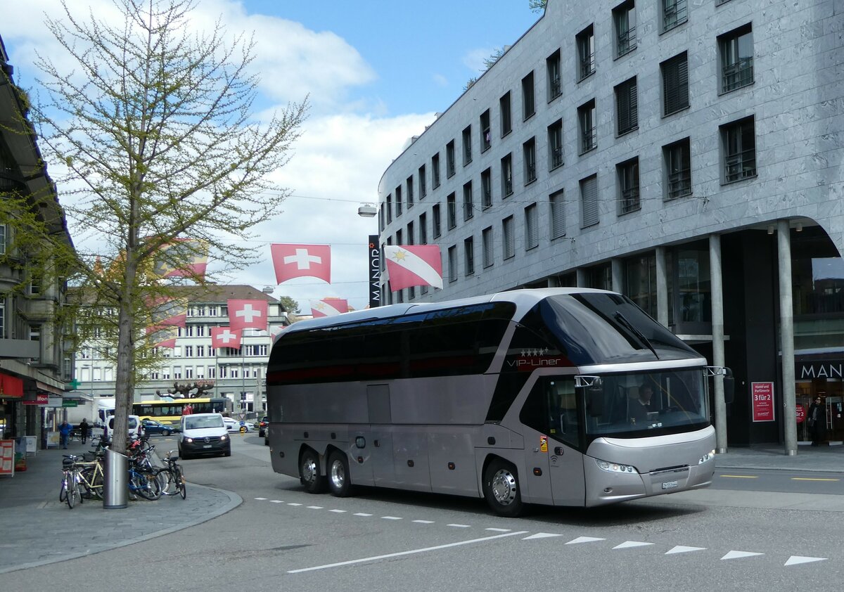 (249'083) - Swiss-Tours, Zrich - ZH 553'444 - Neoplan am 24. April 2023 beim Bahnhof Thun