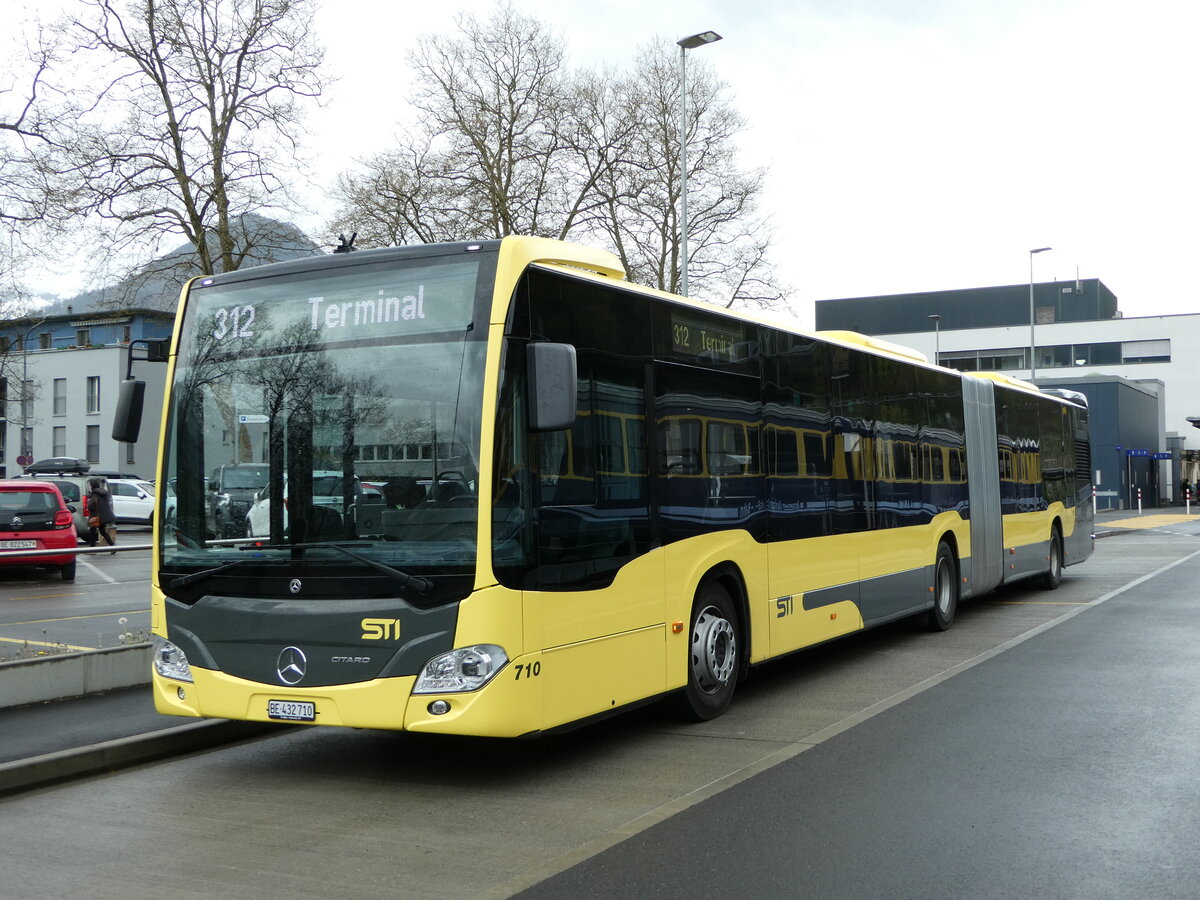 (249'251) - STI Thun - Nr. 710/BE 432'710 - Mercedes am 28. April 2023 beim Bahnhof Interlaken Ost