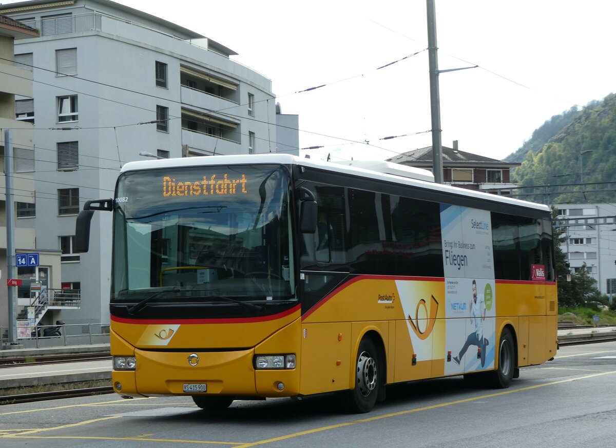 (249'683) - PostAuto Wallis - VS 415'900/PID 10'082 - Irisbus am 5. Mai 2023 beim Bahnhof Brig