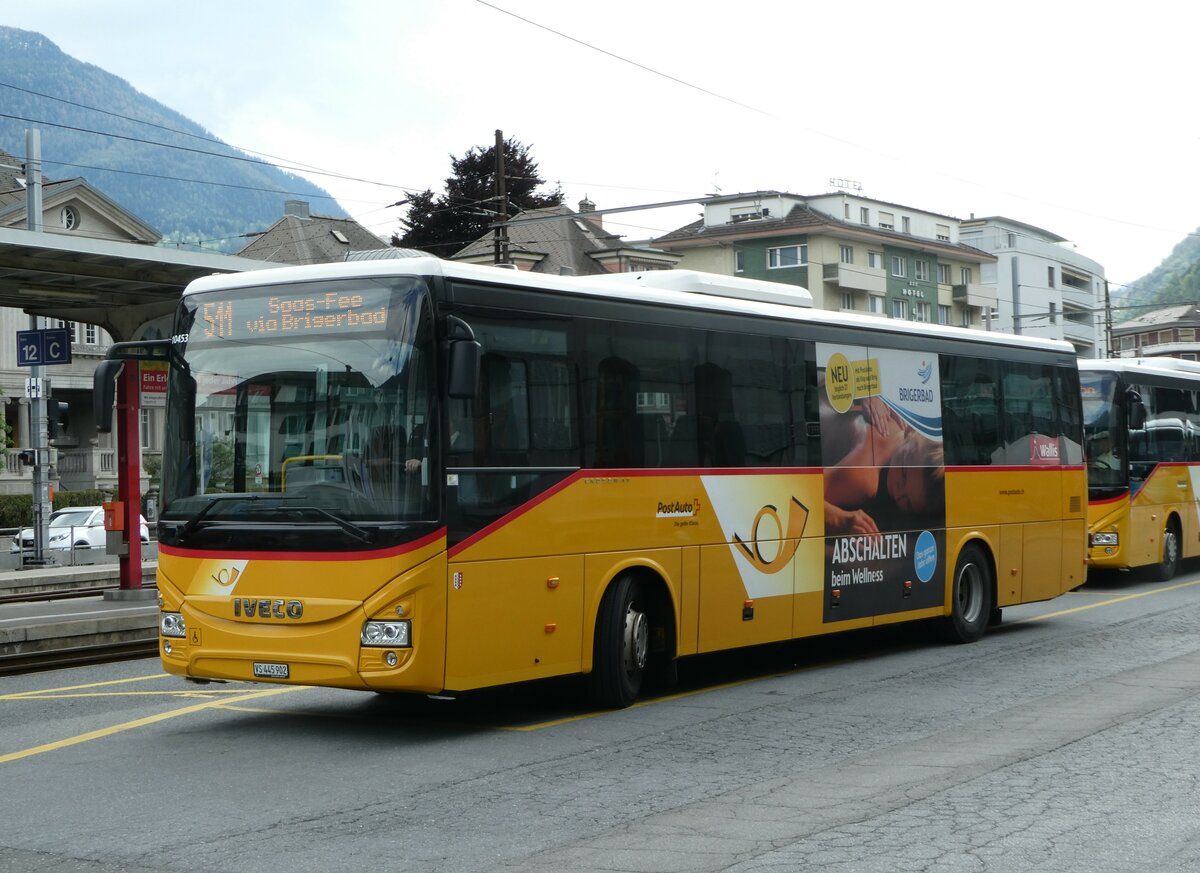 (249'687) - PostAuto Wallis - VS 445'902/PID 10'453 - Iveco am 5. Mai 2023 beim Bahnhof Brig