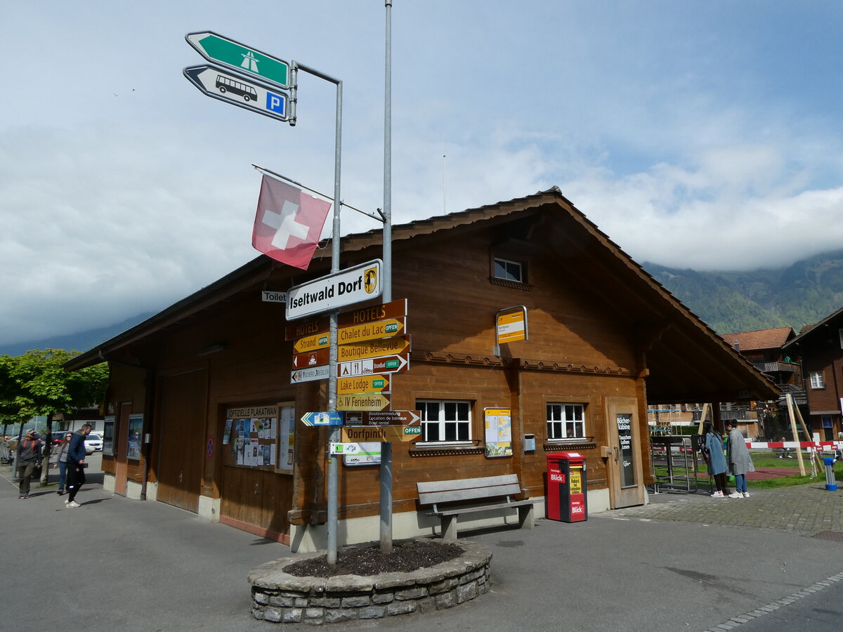 (250'244) - PostAuto-Haltestelle am 19. Mai 2023 in Iseltwald, Dorfplatz