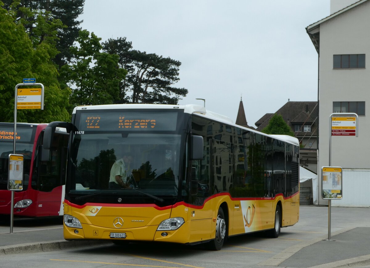 (250'298) - Wieland, Murten - Nr. 125/FR 300'631/PID 11'678 - Mercedes am 20. Mai 2023 beim Bahnhof Ddingen