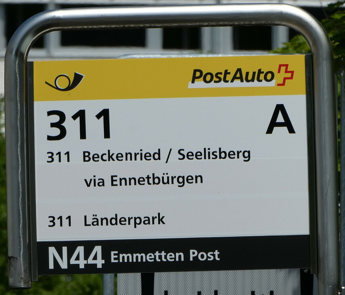 (250'876) - PostAuto-Haltestellenschild - Stans, Bahnhof - am 1. Juni 2023