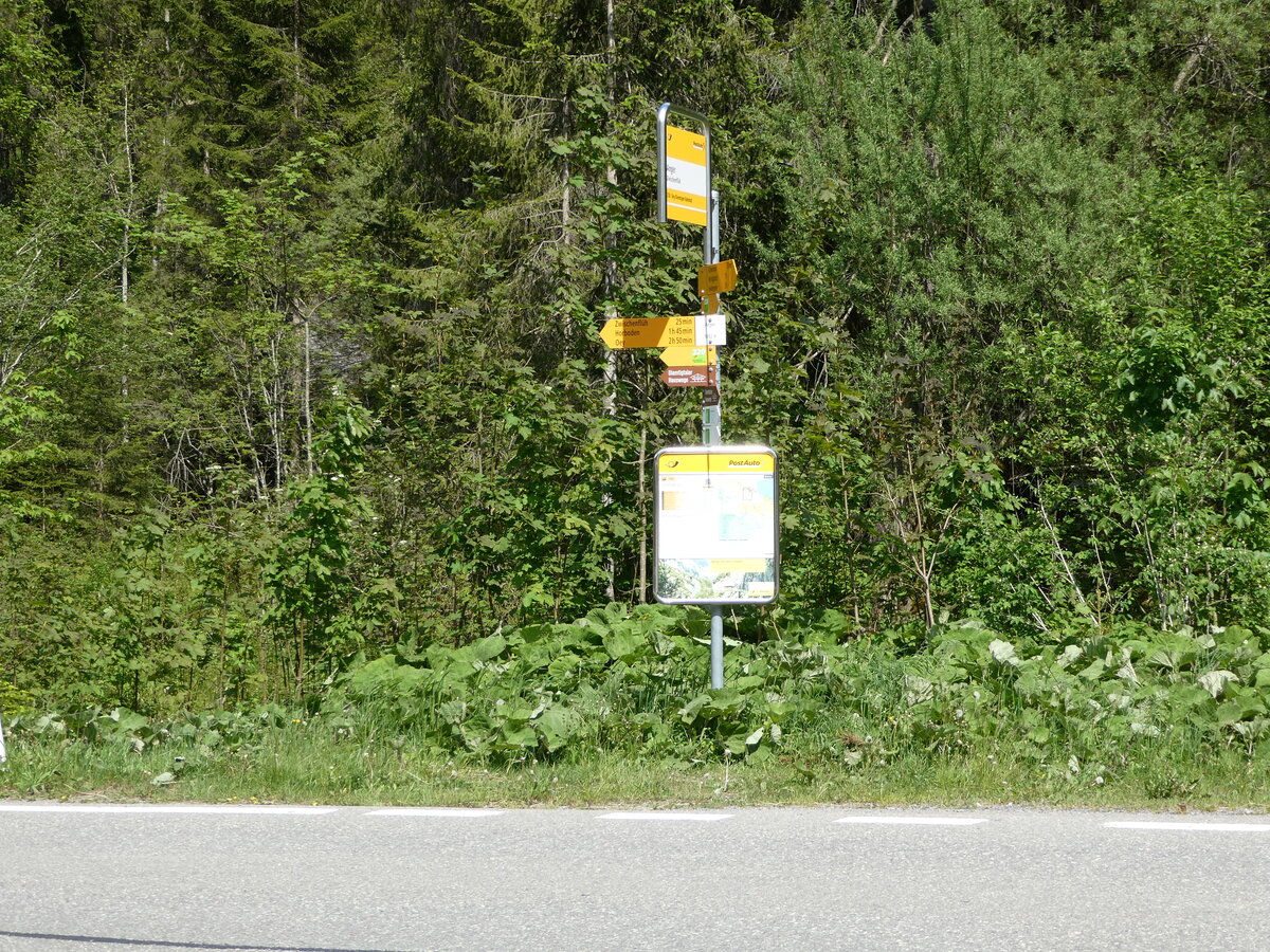 (250'900) - PostAuto-Haltestelle am 2. Juni 2023 in Zwischenflh, Anger