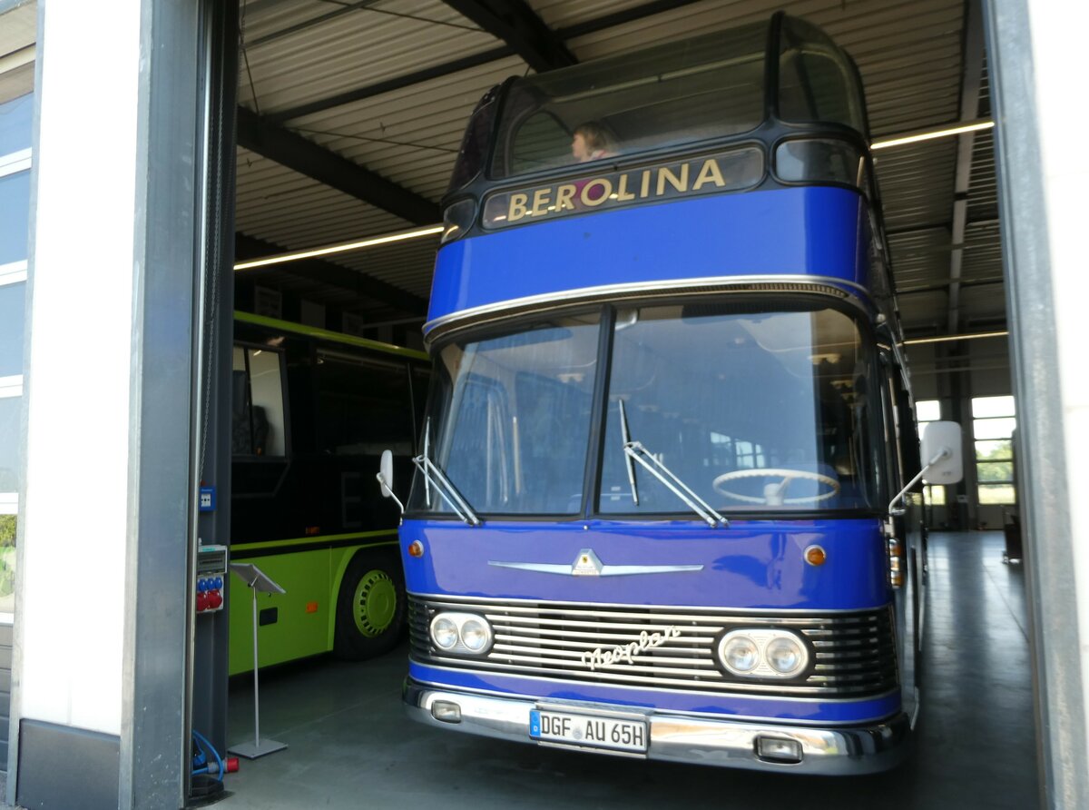 (250'977) - Berolina, Berlin (Auwrter) - DGF-AU 65H - Neoplan am 4. Juni 2023 in Pilsting, Auwrter Automobil-Park