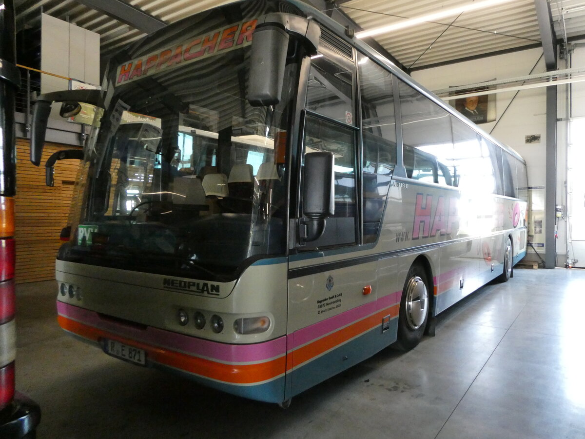 (250'983) - Happacher, Neutraubling (Auwrter) - R-E 871 - Neoplan am 4. Juni 2023 in Pilsting, Auwrter Automobil-Park