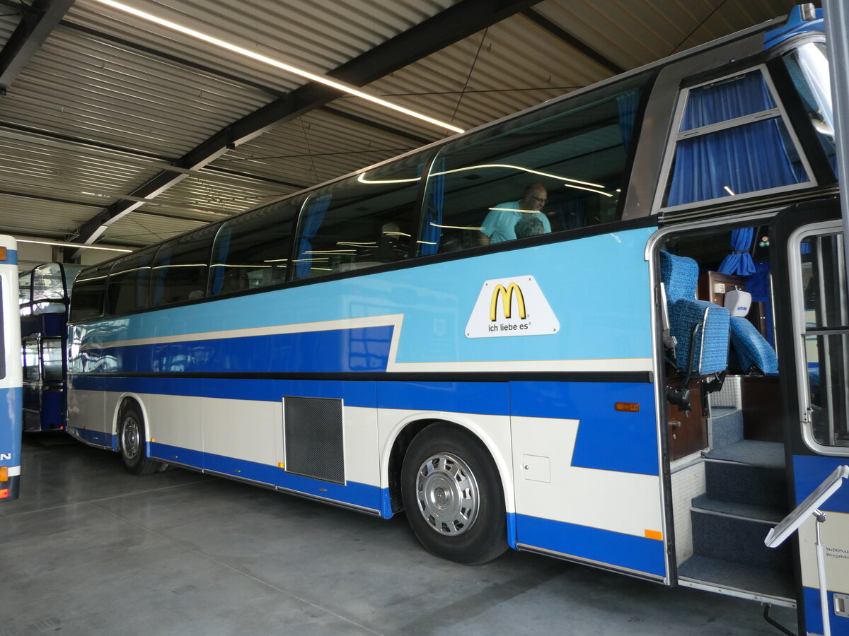 (251'040) - McDonald's, Mnchen (Auwrter) - Neoplan am 4. Juni 2023 in Pilsting, Auwrter Automobil-Park (Teilaufnahme)