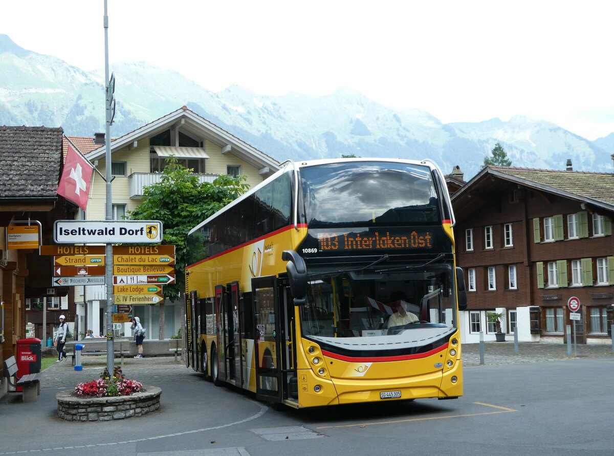 (251'166) - PostAuto Ostschweiz - SG 445'305/PID 10'869 - Alexander Dennis (ex AR 45'267) am 8. Juni 2023 in Iseltwald, Dorfplatz