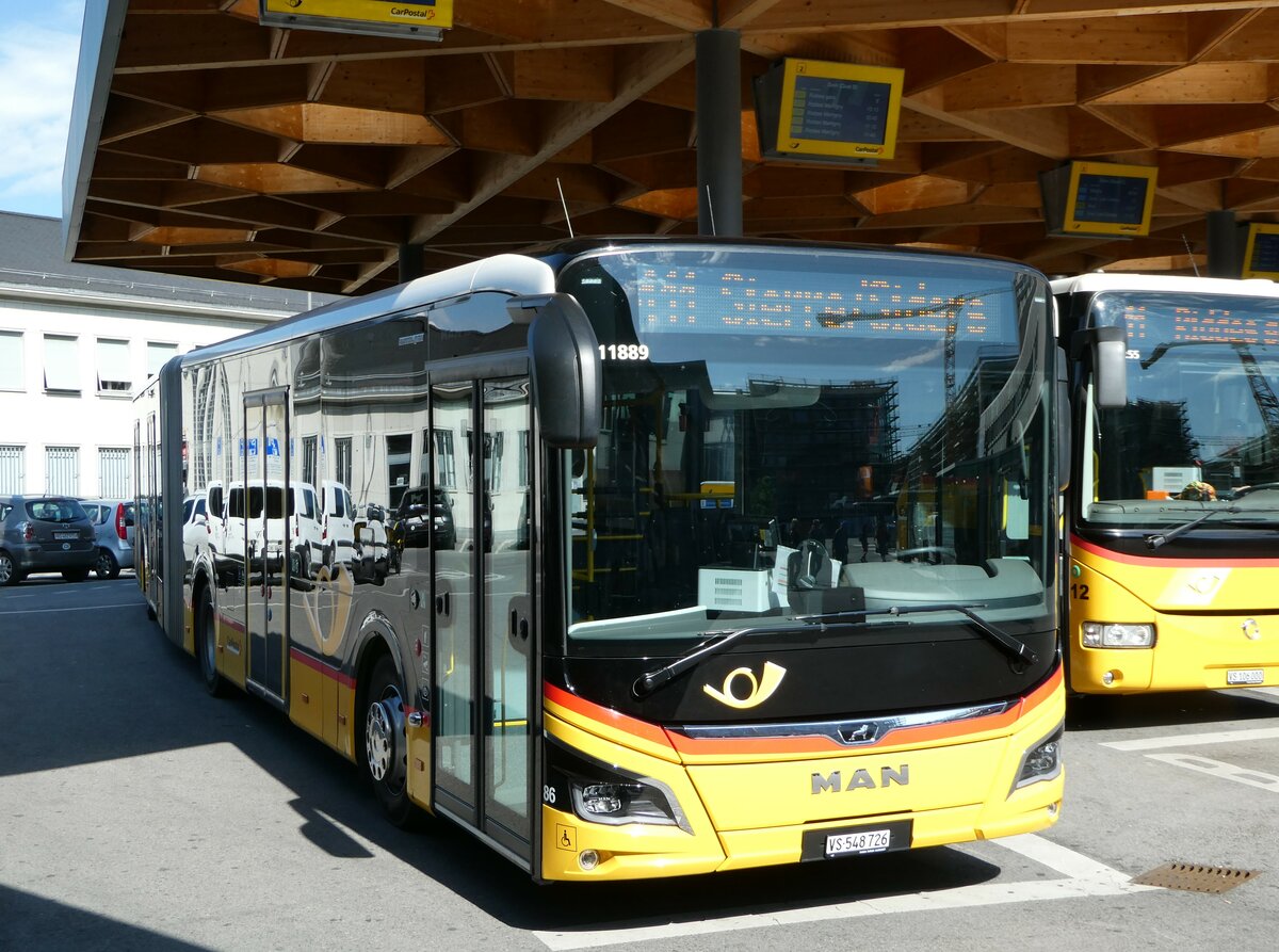 (251'182) - PostAuto Wallis - Nr. 86/VS 548'726/PID 11'889 - MAN am 9. Juni 2023 beim Bahnhof Sion