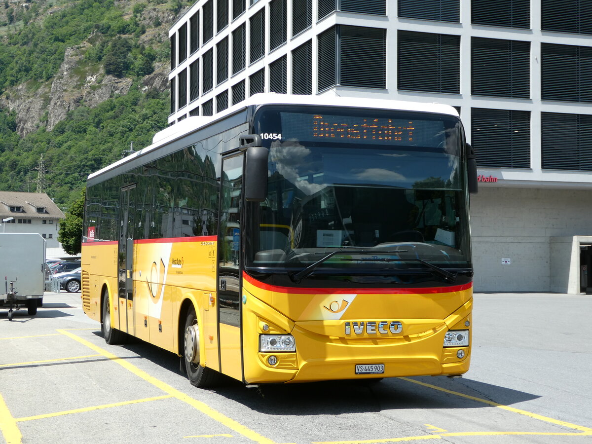 (251'227) - PostAuto Wallis - VS 445'903/PID 10'454 - Iveco am 9. Juni 2023 beim Bahnhof Brig