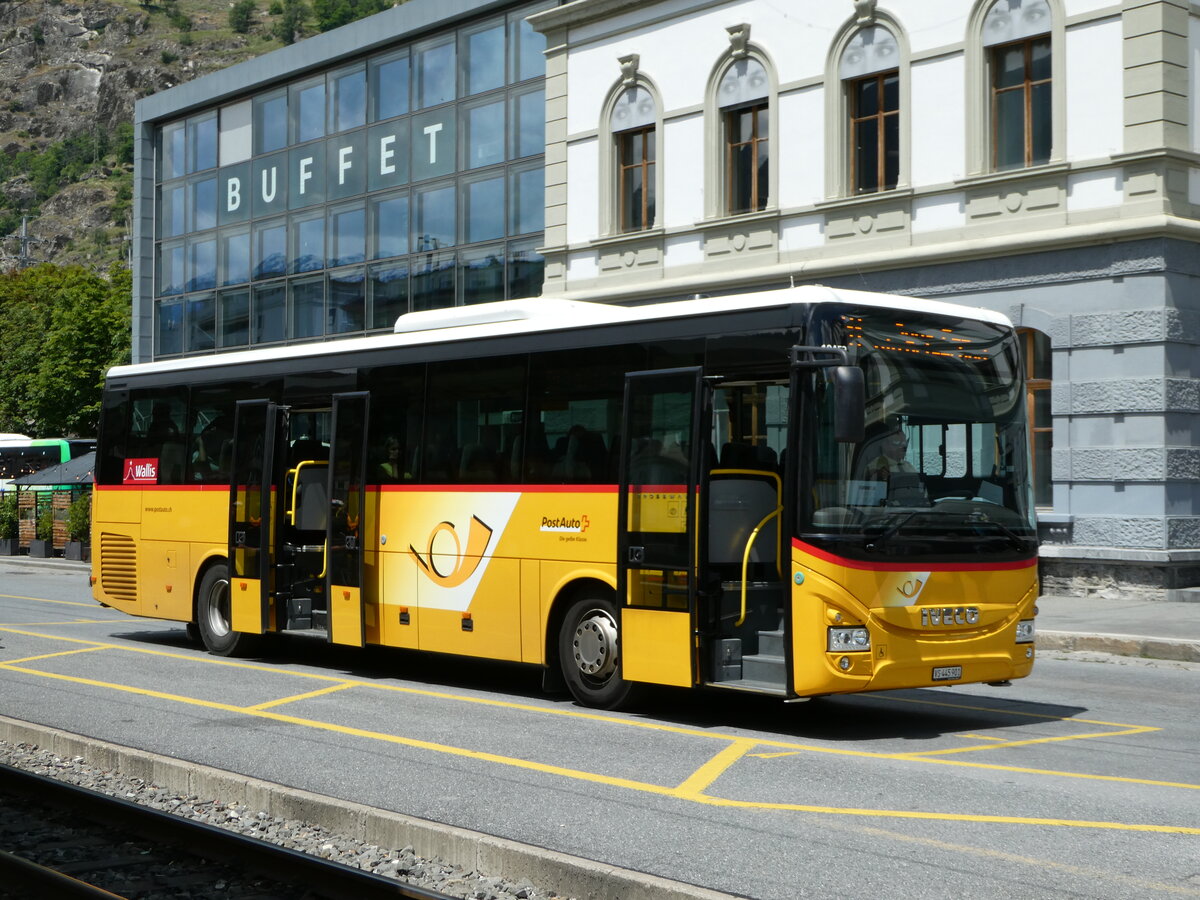 (251'231) - PostAuto Wallis - VS 445'901/PID 10'452 - Iveco am 9. Juni 2023 beim Bahnhof Brig