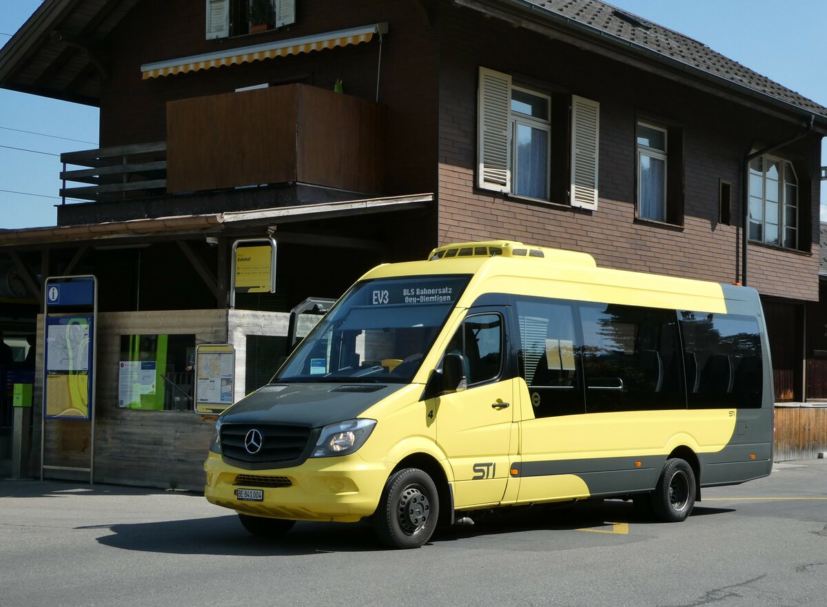 (251'583) - STI Thun - Nr. 4/BE 841'004 - Mercedes am 17. Juni 2023 beim Bahnhof Wimmis