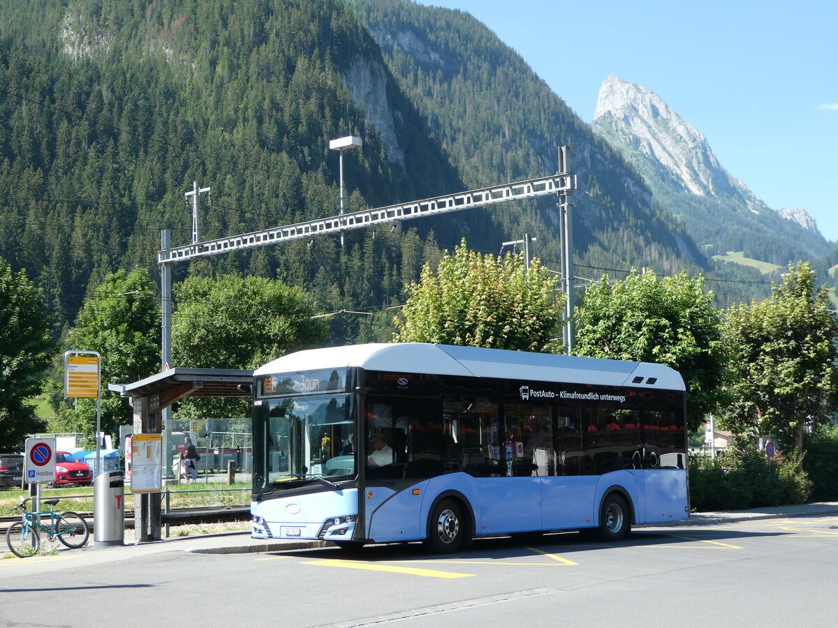 (252'604) - PostAuto Bern - BE 90'275/PID 11'795 - Solaris (ex BE 610'546) am 11. Juli 2023 beim Bahnhof Saanen