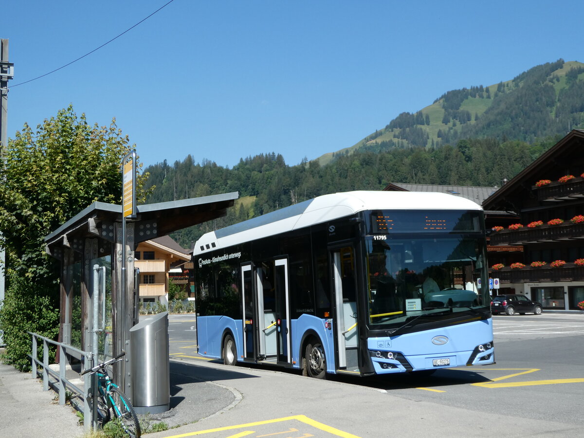 (252'605) - PostAuto Bern - BE 90'275/PID 11'795 - Solaris (ex BE 610'546) am 11. Juli 2023 beim Bahnhof Saanen