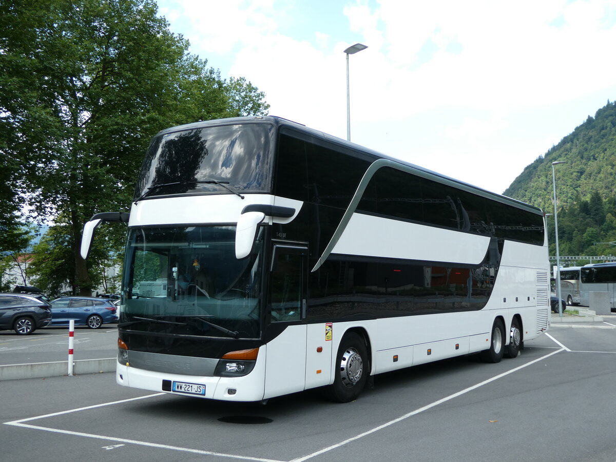 (252'755) - Aus Frankreich: ??? - WW 221 JS - Setra am 16. Juli 2023 beim Bahnhof Interlaken Ost