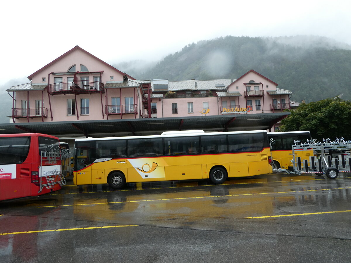 (252'989) - PostAuto Bern - Nr. 70/BE 653'387/PID 5625 - Setra am 25. Juli 2023 in Meiringen, Postautostation