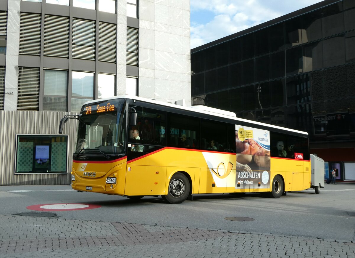 (253'806) - PostAuto Wallis - VS 424'841/PID 10'086 - Iveco am 15. August 2023 beim Bahnhof Visp