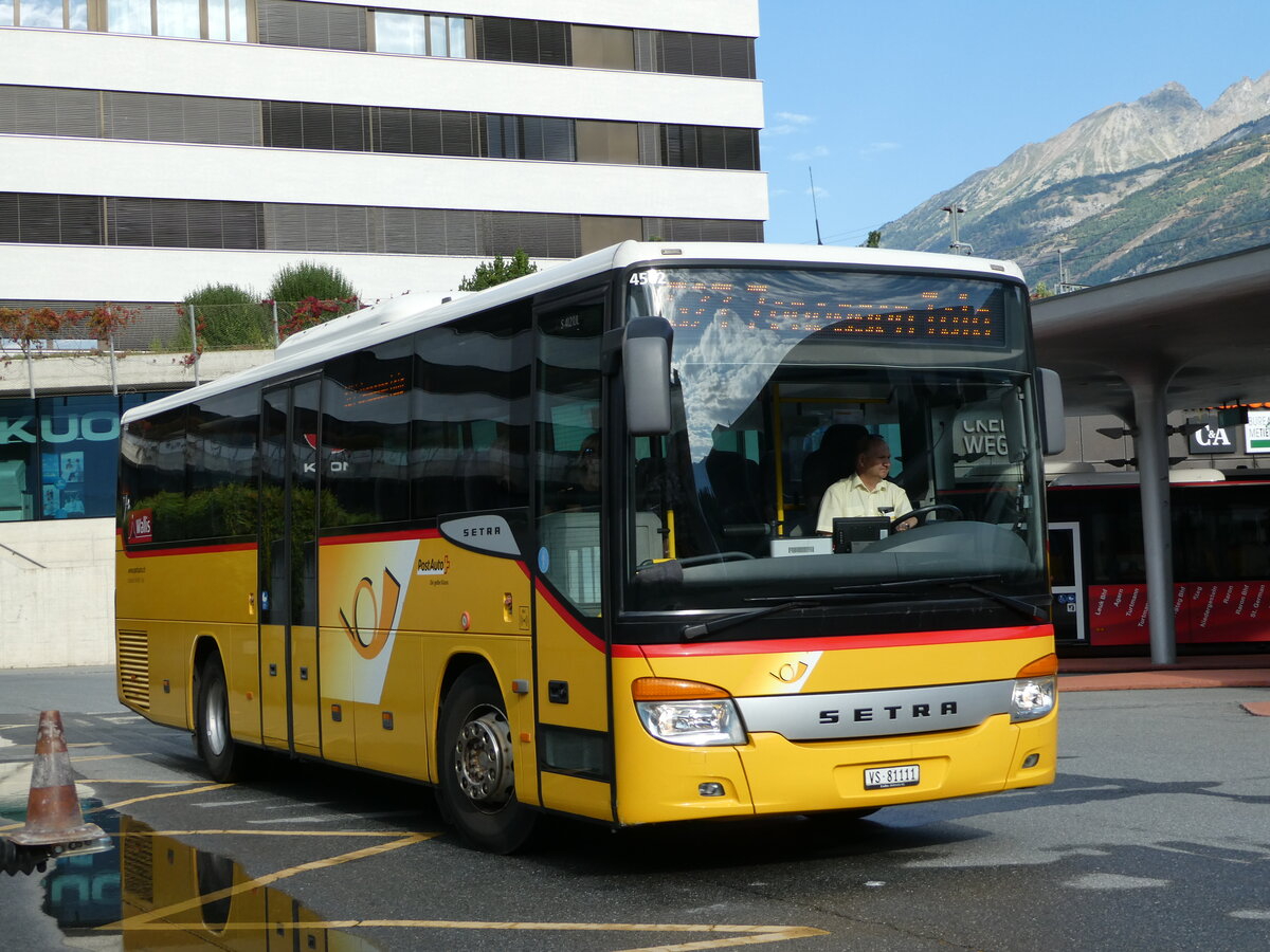 (253'816) - Autotour, Visp - VS 81'111/PID 4502 - Setra am 15. August 2023 beim Bahnhof Visp