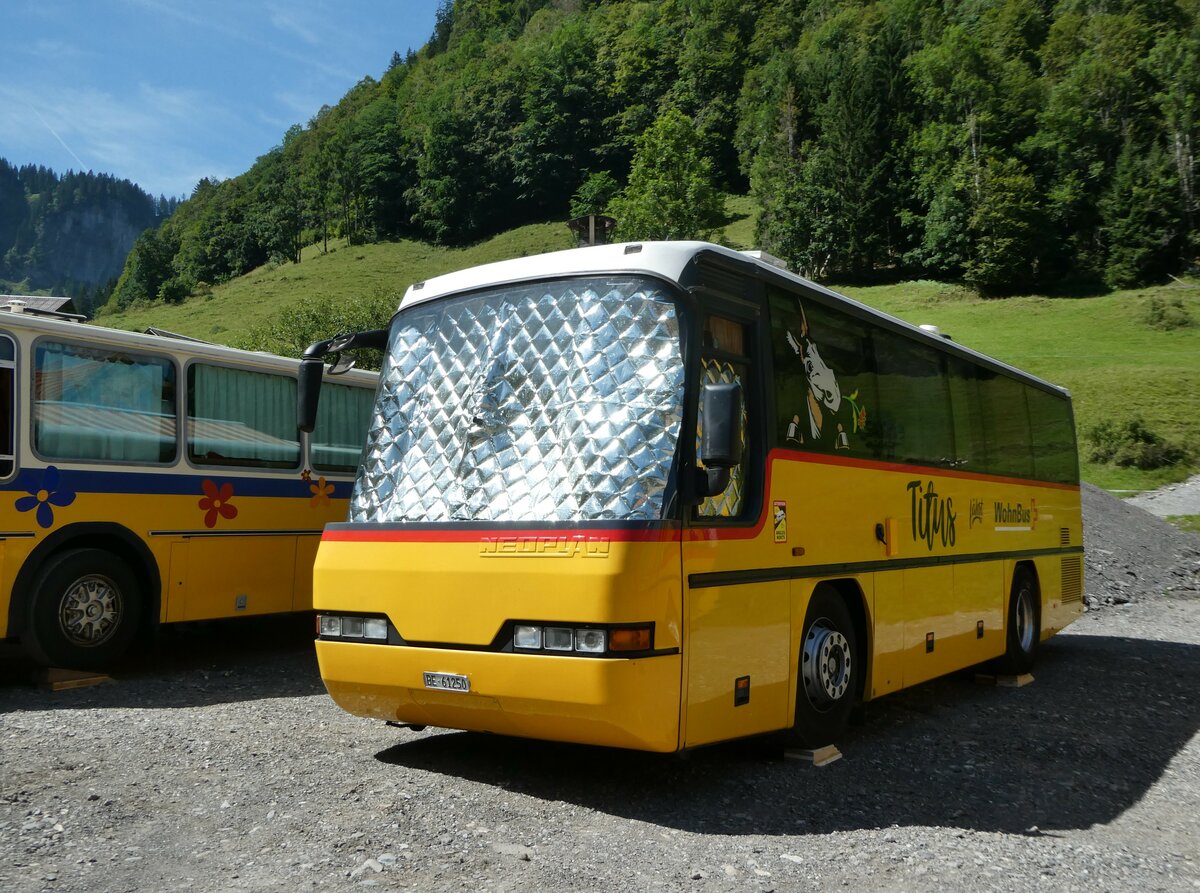 (253'937) - Lthi, Kriligen - BE 61'250 - Neoplan (ex Autopostale, Croglio PID 3122) am 19. August 2023 in Hoch-Ybrig, Talstation Weglosen