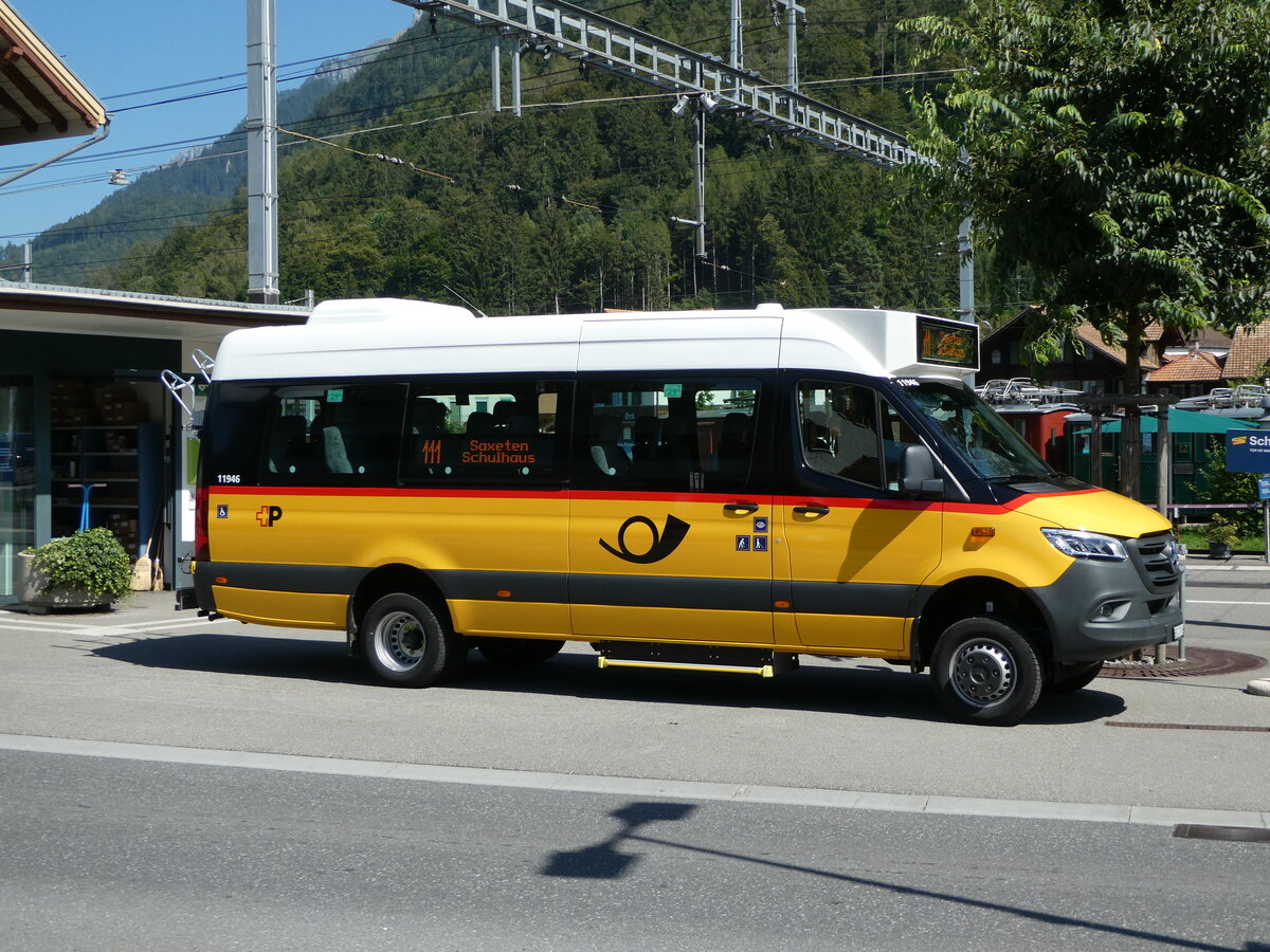 (254'103) - PostAuto Bern - BE 477'965/PID 11'946 - Mercedes am 21. August 2023 beim Bahnhof Wilderswil