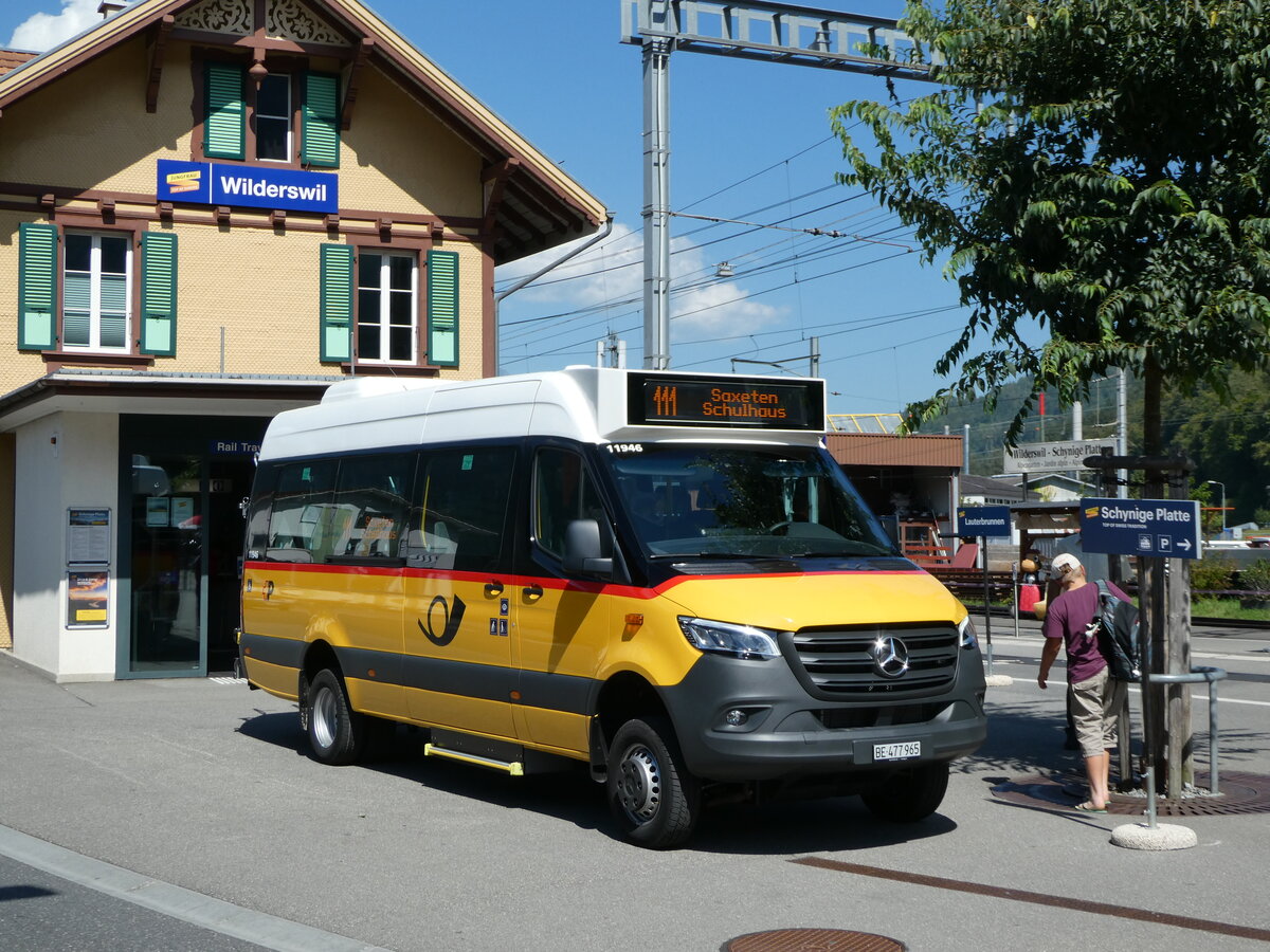 (254'104) - PostAuto Bern - BE 477'965/PID 11'946 - Mercedes am 21. August 2023 beim Bahnhof Wilderswil