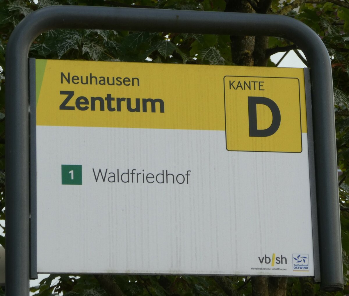 (255'283) - VB/SH-Haltestellenschild - Neuhausen, Zentrum - am 17. September 2023