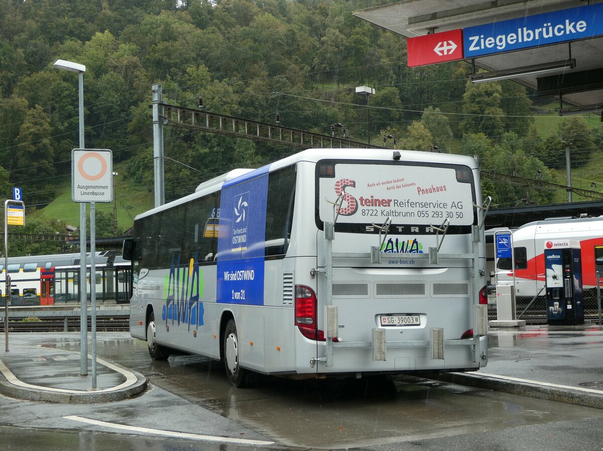 (255'405) - AWA Amden - Nr. 3/SG 39'003 - Setra am 18. September 2023 beim Bahnhof Ziegelbrcke