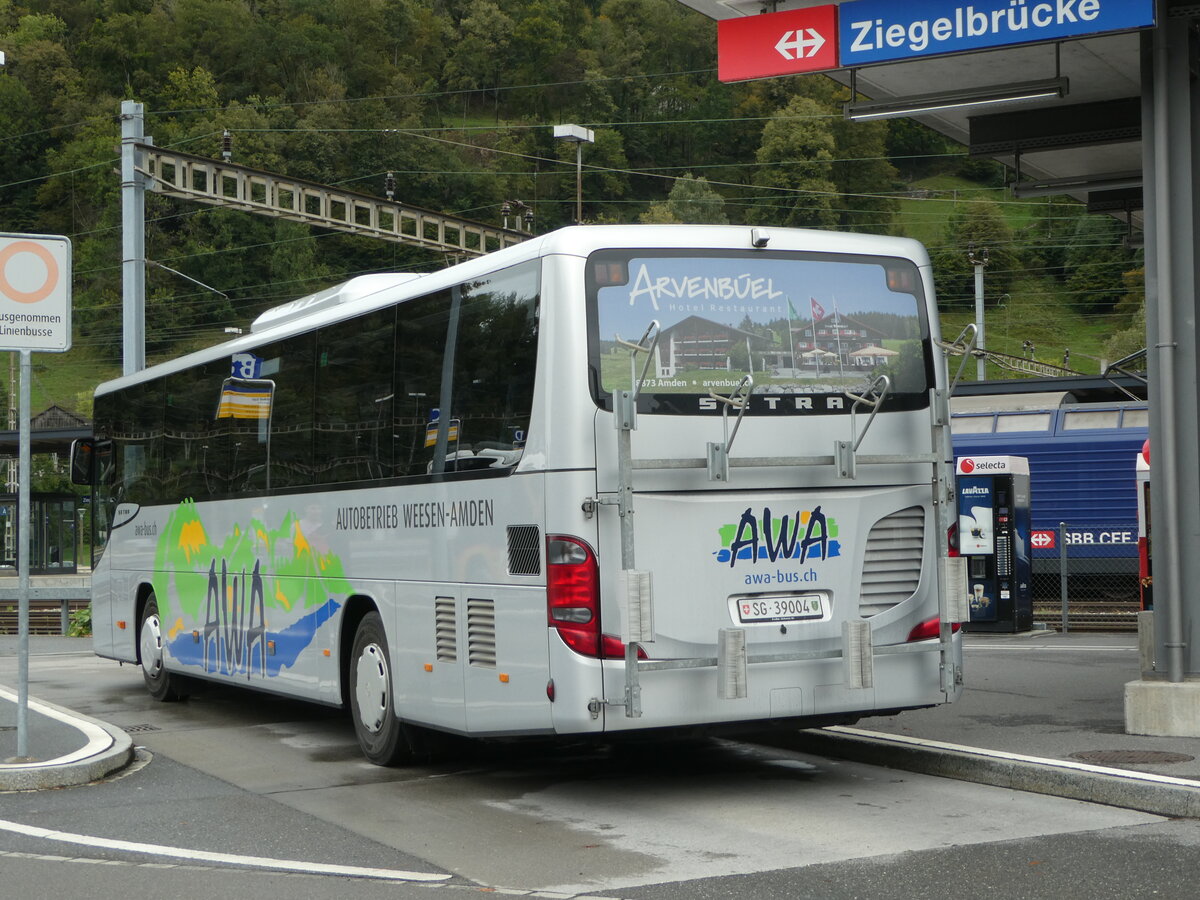 (255'415) - AWA Amden - Nr. 4/SG 39'004 - Setra am 18. September 2023 beim Bahnhof Ziegelbrcke