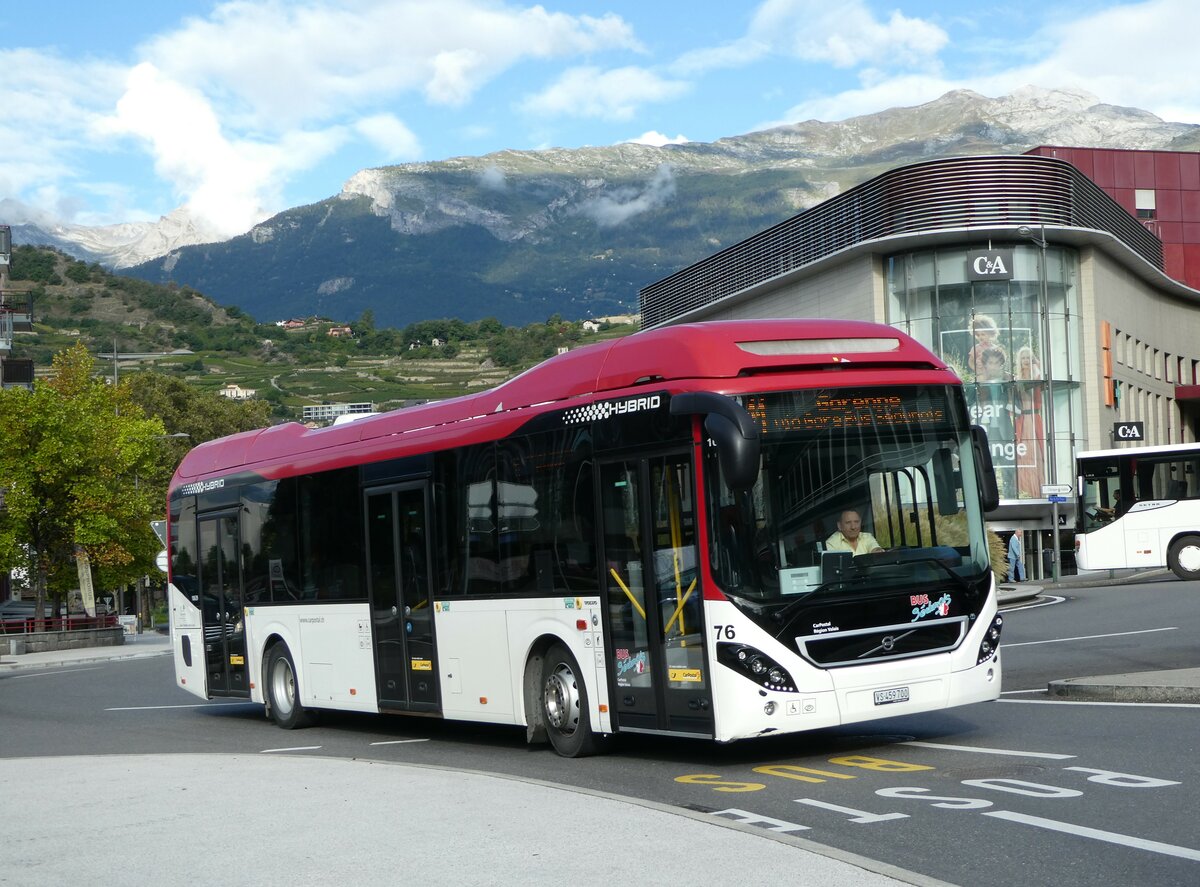 (255'484) - PostAuto Wallis - Nr. 76/VS 459'700/PID 10'639 - Volvo am 23. September 2023 beim Bahnhof Sion