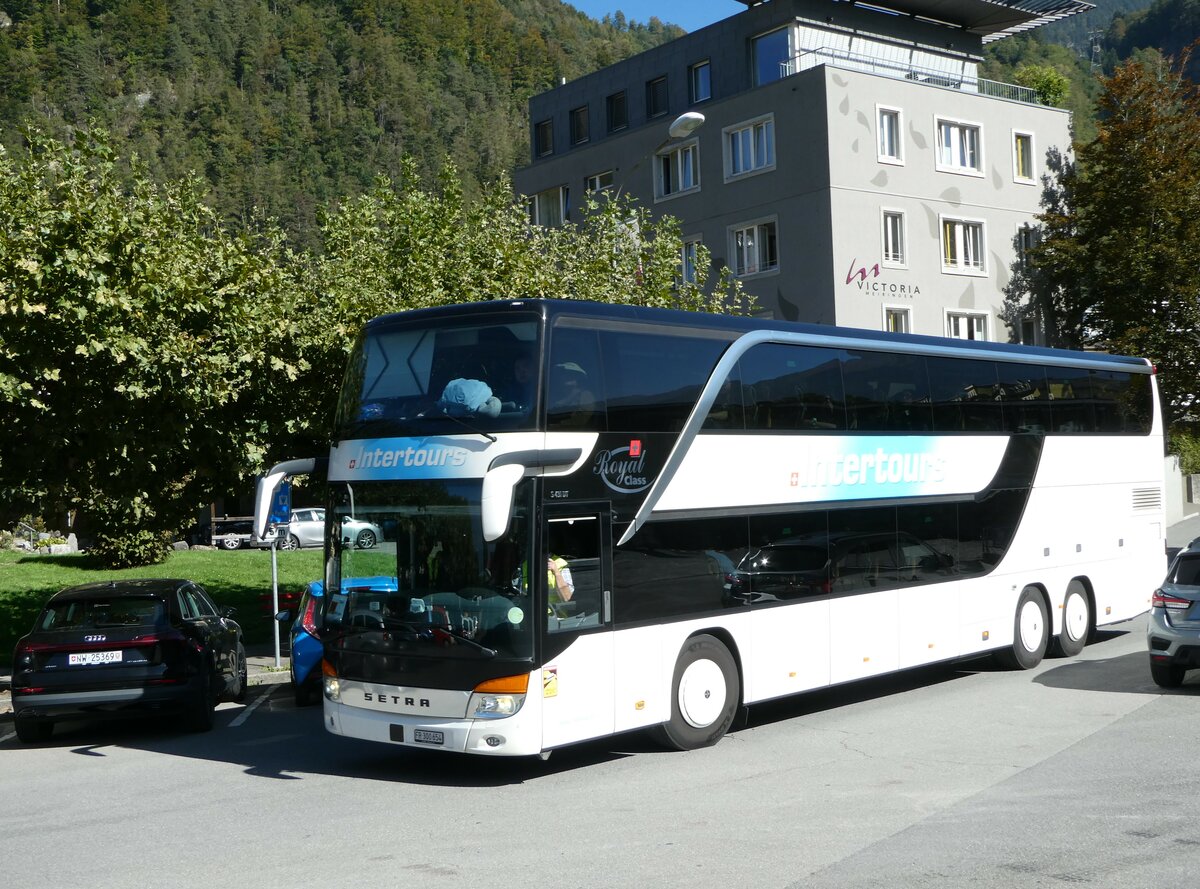 (255'826) - Intertours, Domdidier - FR 300'654 - Setra am 2. Oktober 2023 beim Bahnhof Meiringen