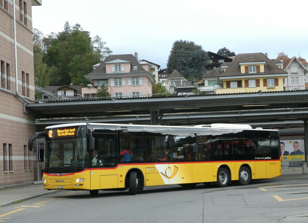 (255'866) - Dnser, Trimmis - GR 106'166/PID 10'166 - MAN am 4. Oktober 2023 beim Bahnhof Spiez